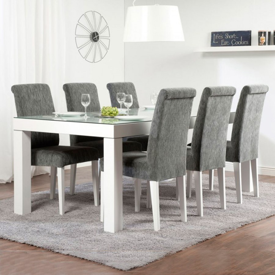 белый стол и серые стулья на кухне