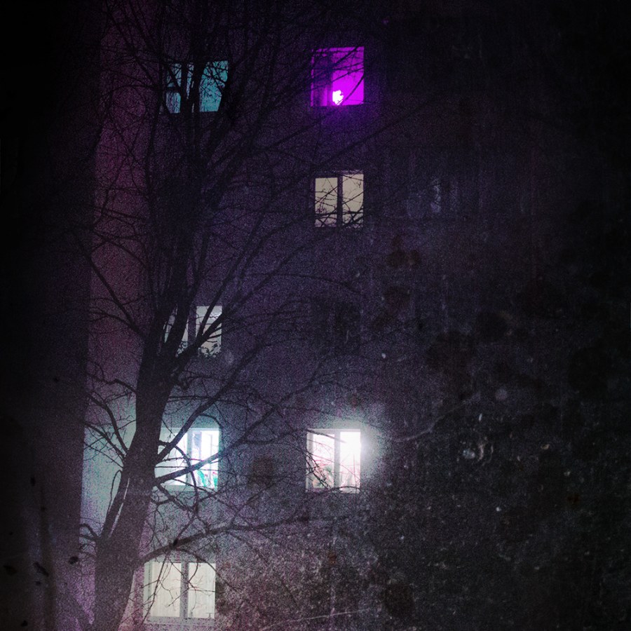 Фиолетовый свет в окнах домов