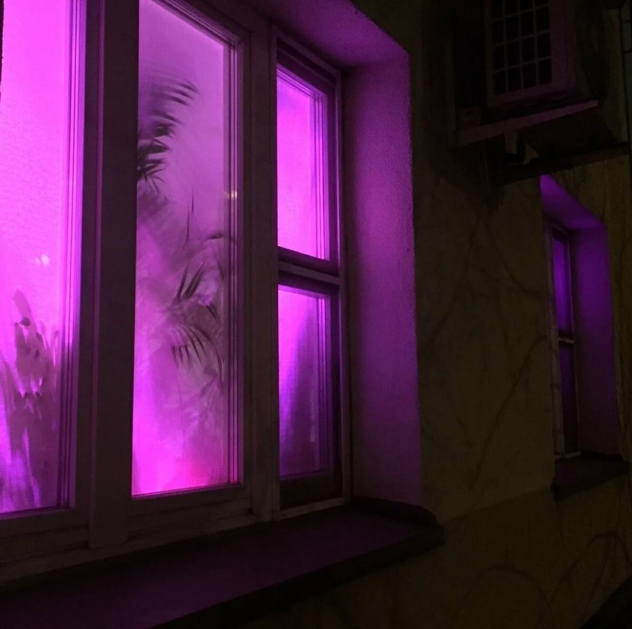Фиолетовый свет в окнах домов