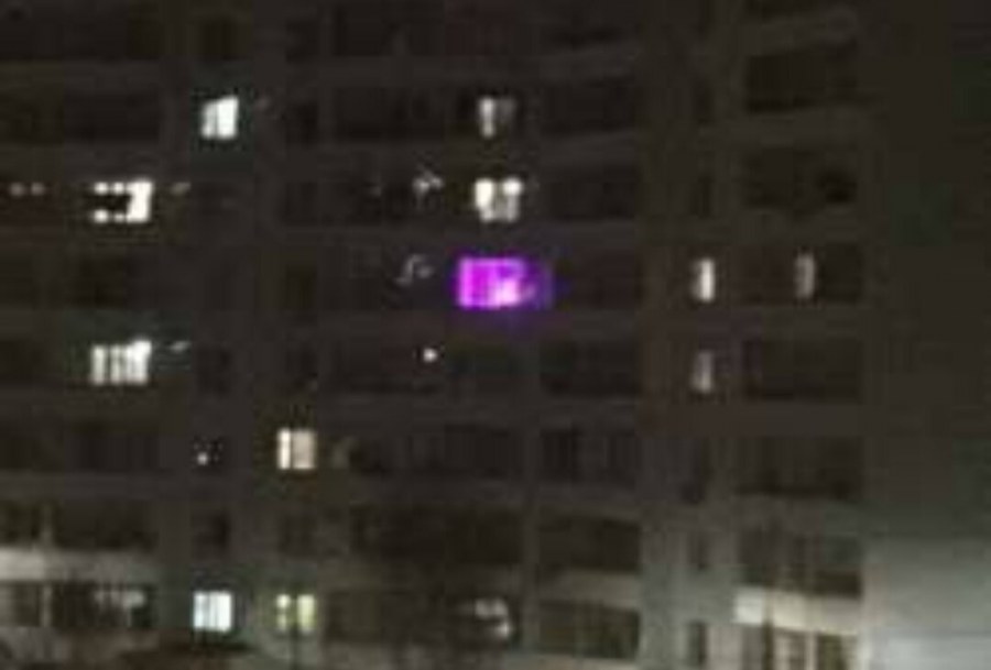 Розовый свет в окнах