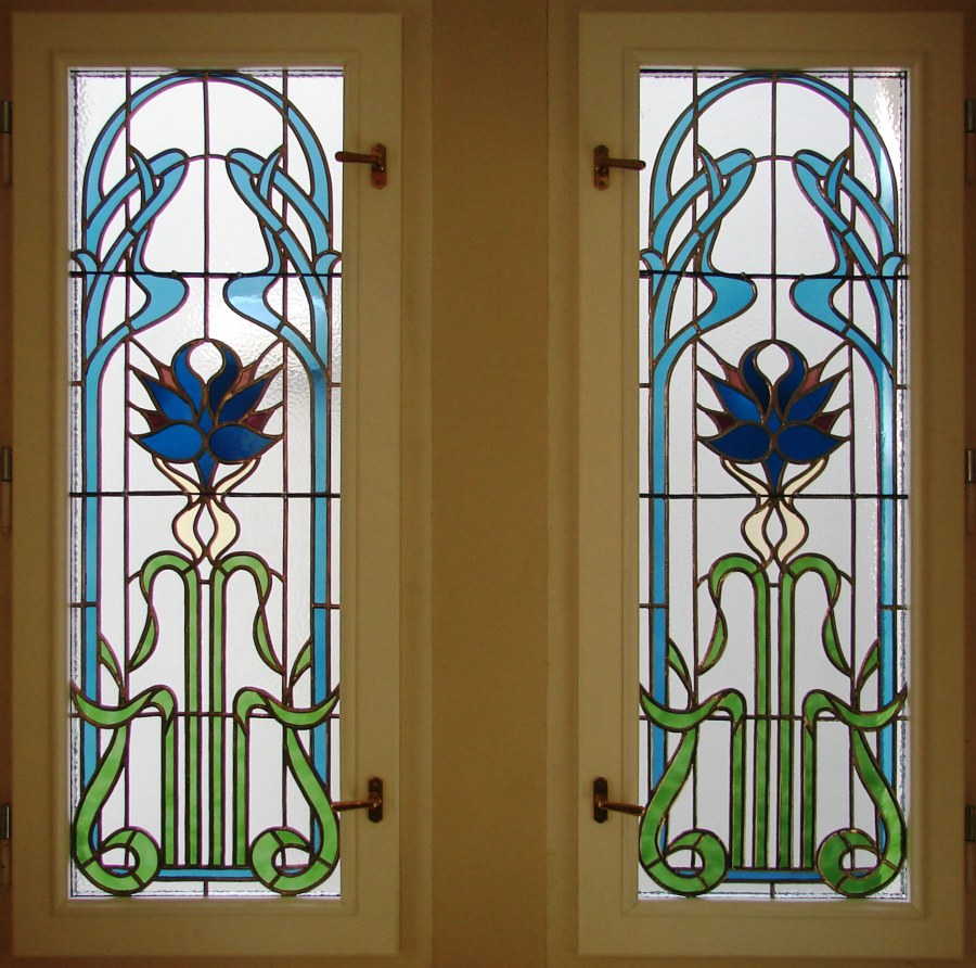 Стеклянная дверь с витражом