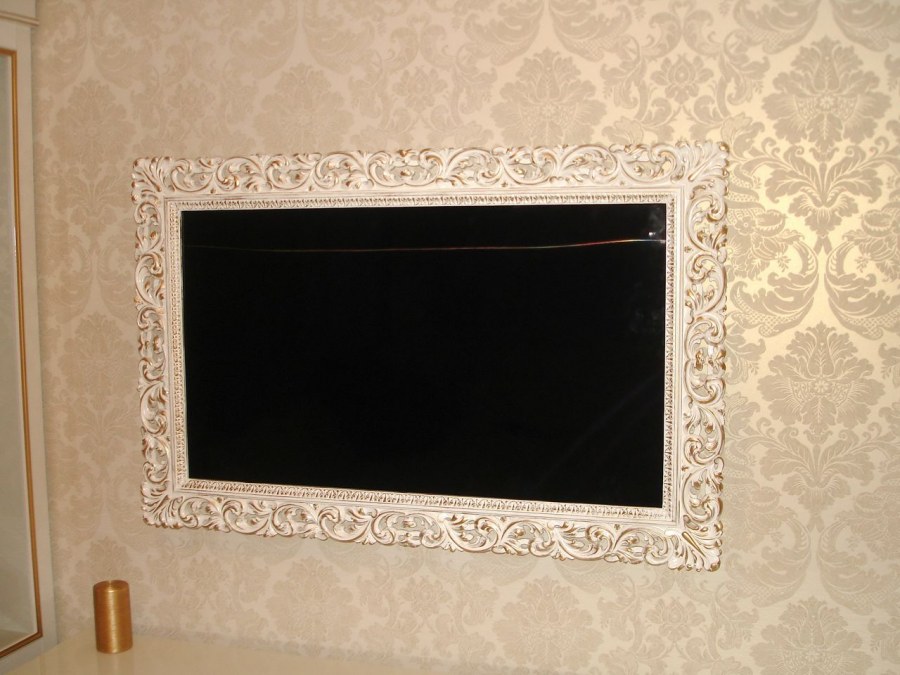 Телевизор в раме на стене