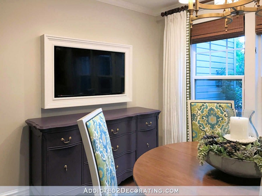 Обрамление телевизора на кухне