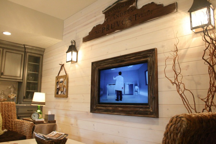 Телевизор в деревянной раме