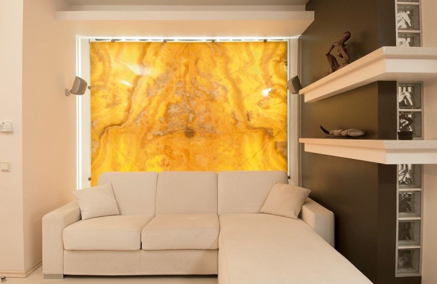 Гибкий мрамор в интерьере гостиной