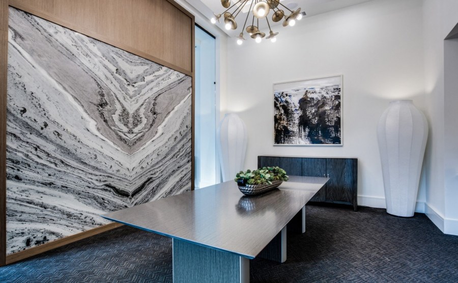 Оникс в интерьере гостиной