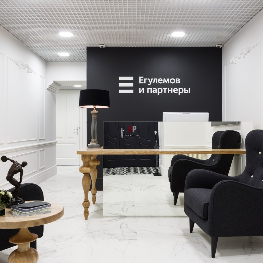 Черно белый интерьер офиса