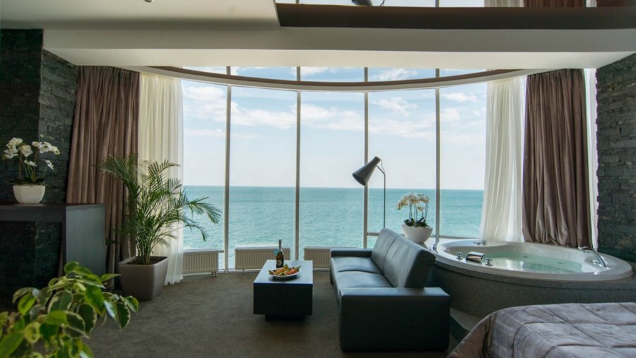 Отель с панорамными окнами с видом на море