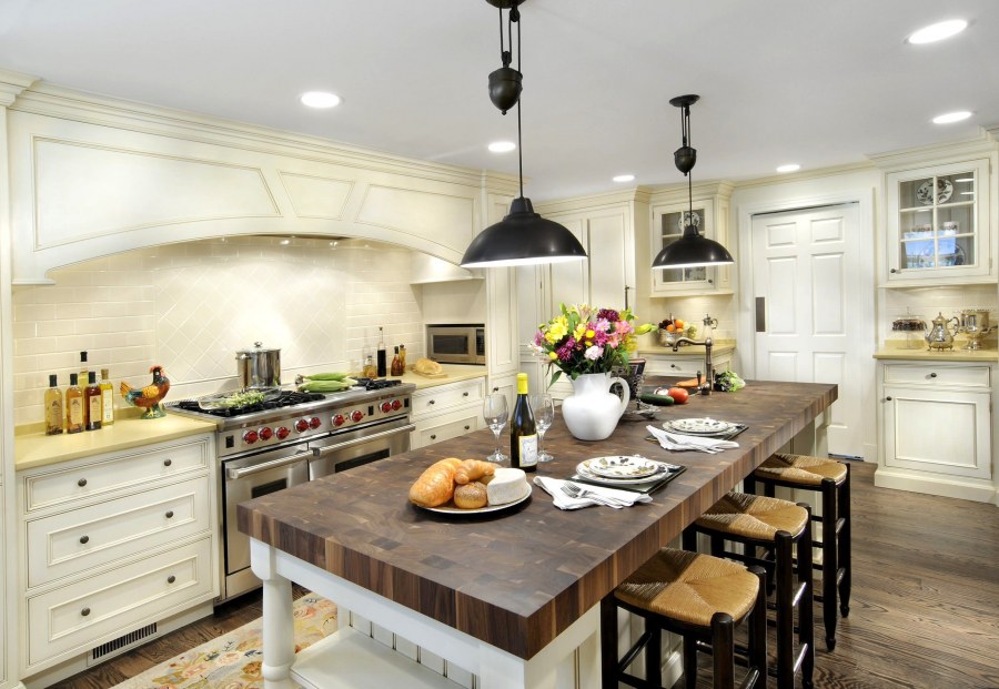 Светильники над островом на кухне