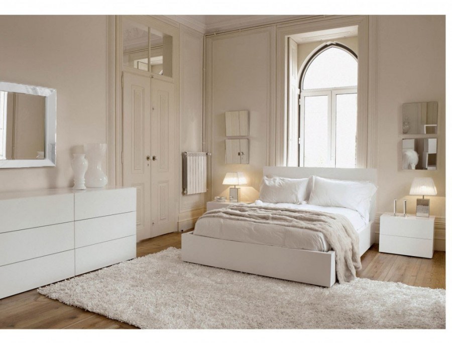 Современная спальня в доме