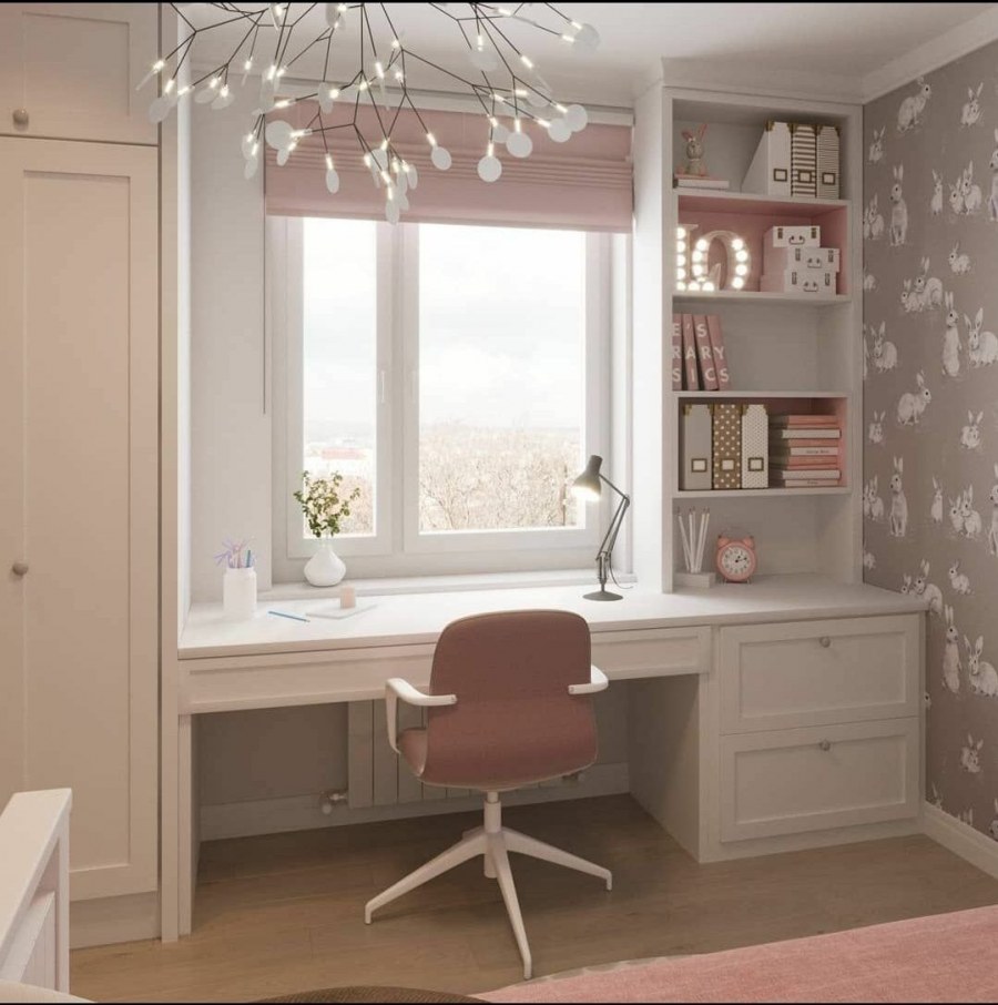 Стол у окна для школьника