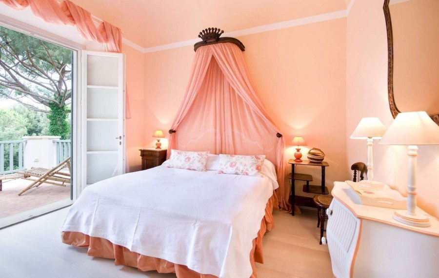 Спальня в персиковых тонах