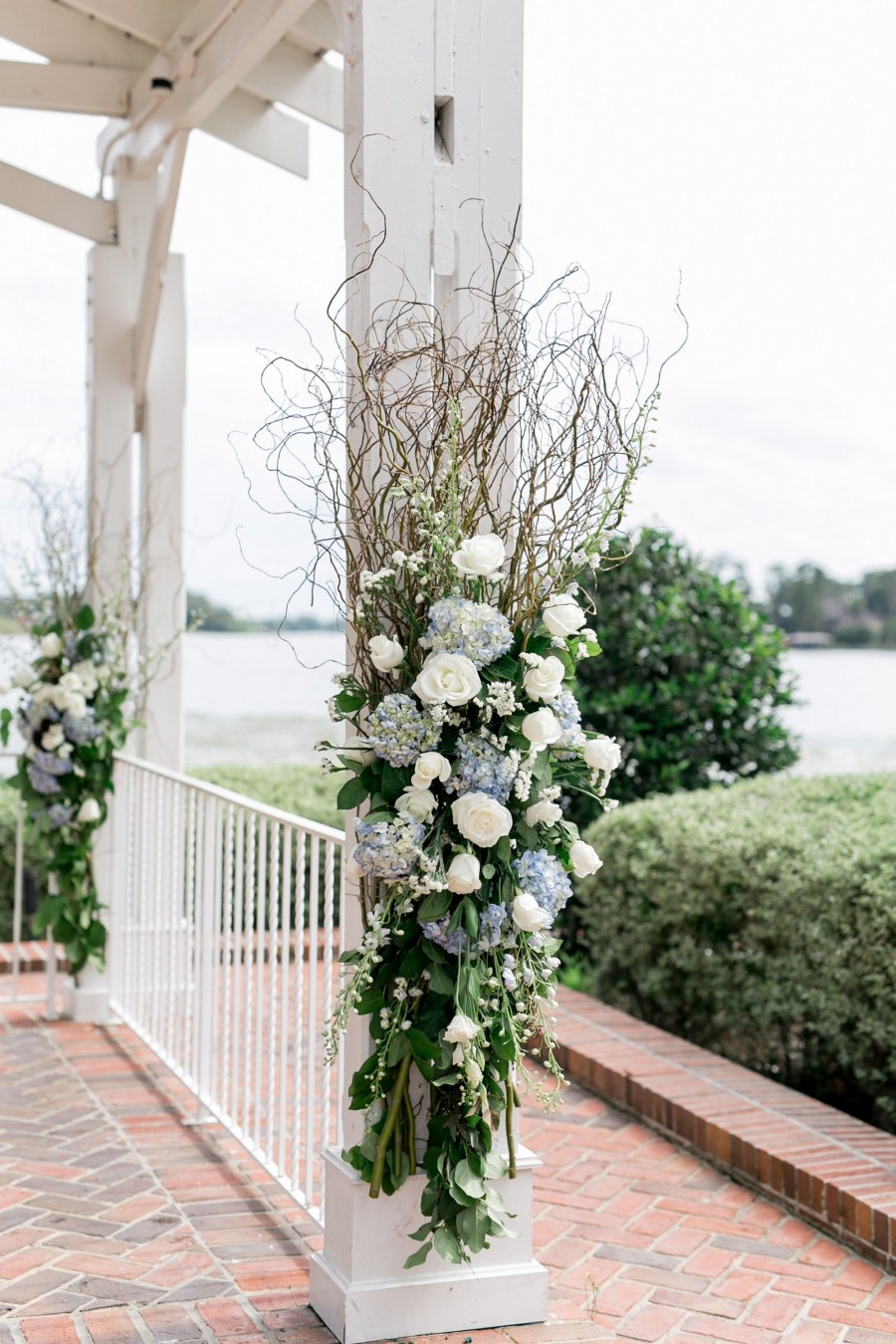 Квадратные колонны с цветами