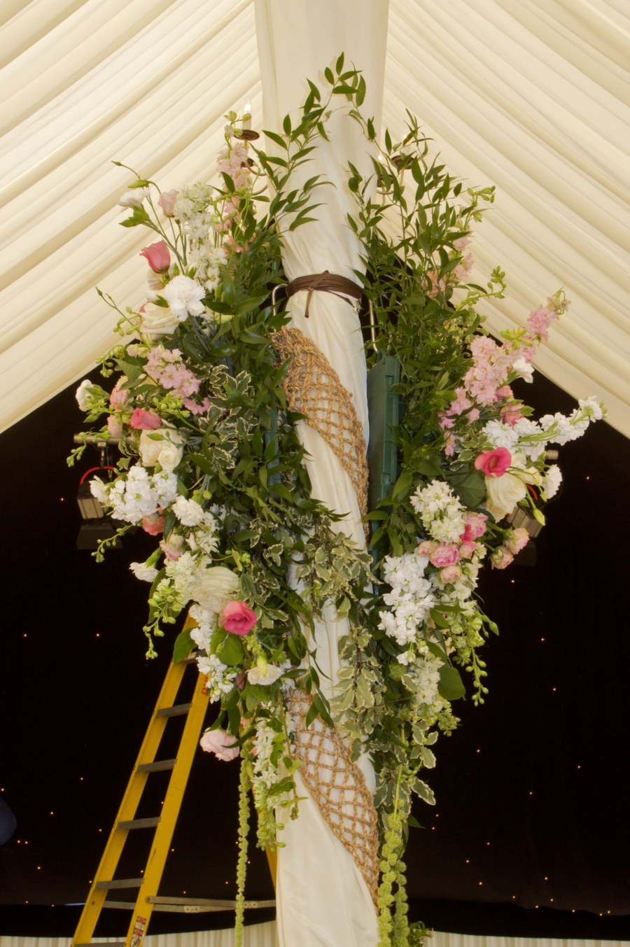 Декор колонн на свадьбу