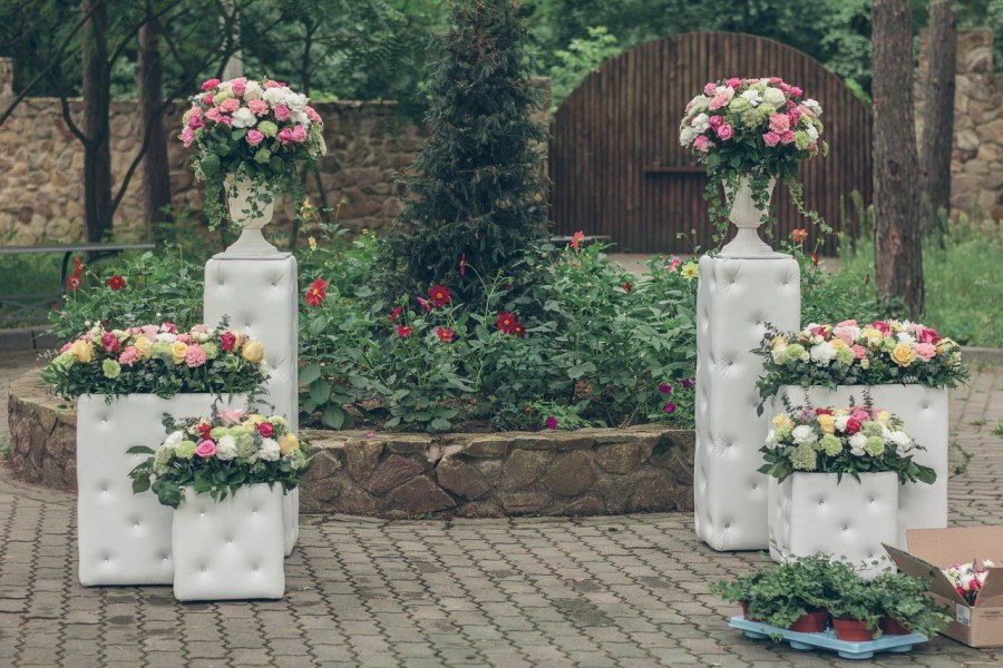 Вазоны с цветами на свадьбе
