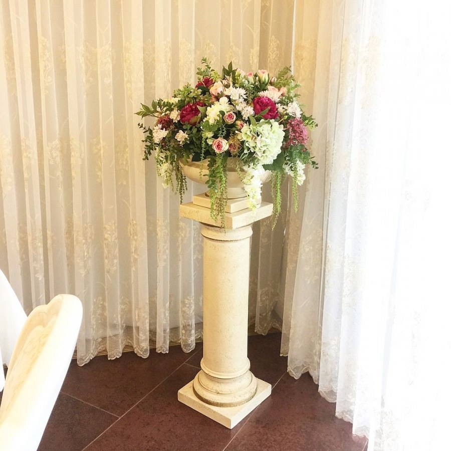 Цветочные композиции на колоннах