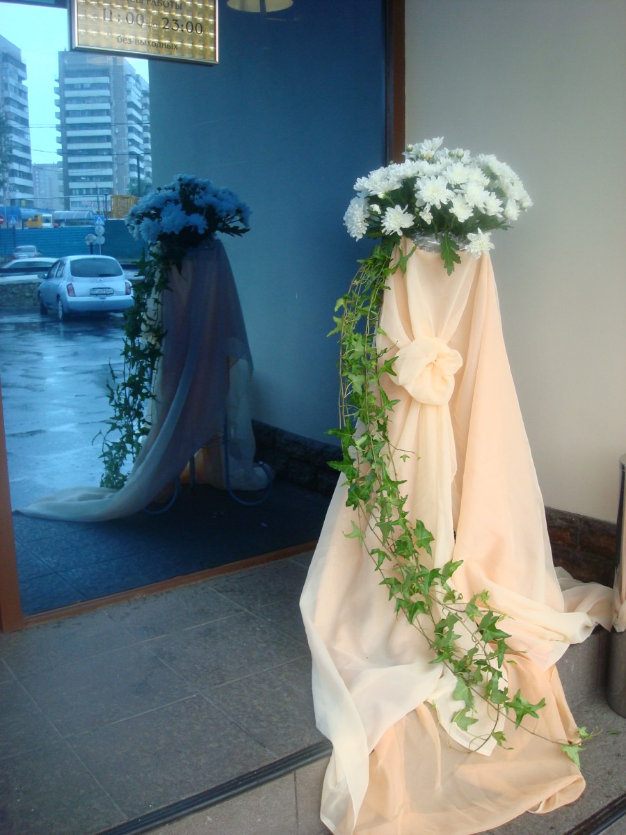 Флористическое украшение колонны