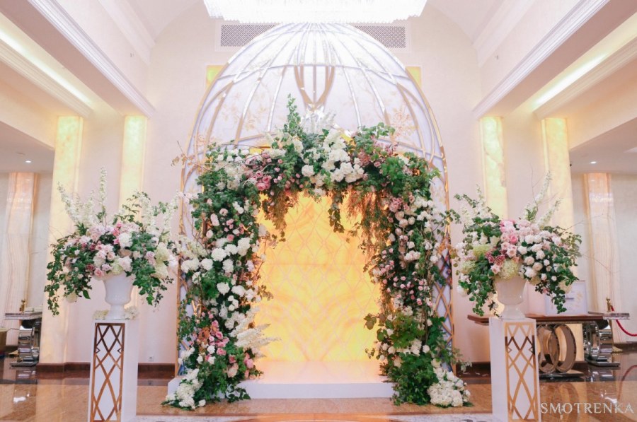 Фотозона с колоннами и цветами