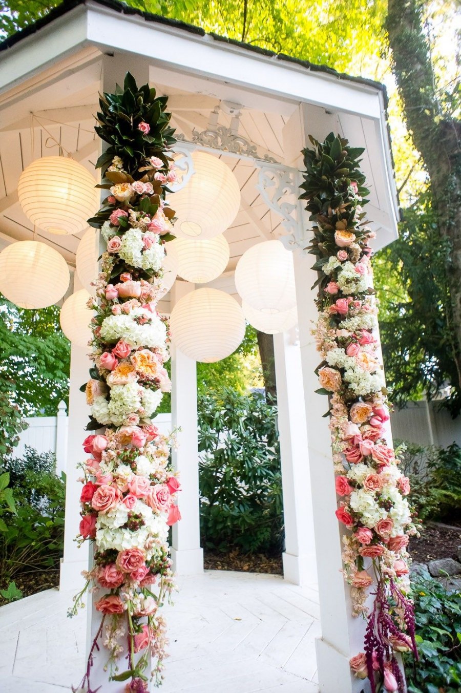 Украшение беседки искусственными цветами