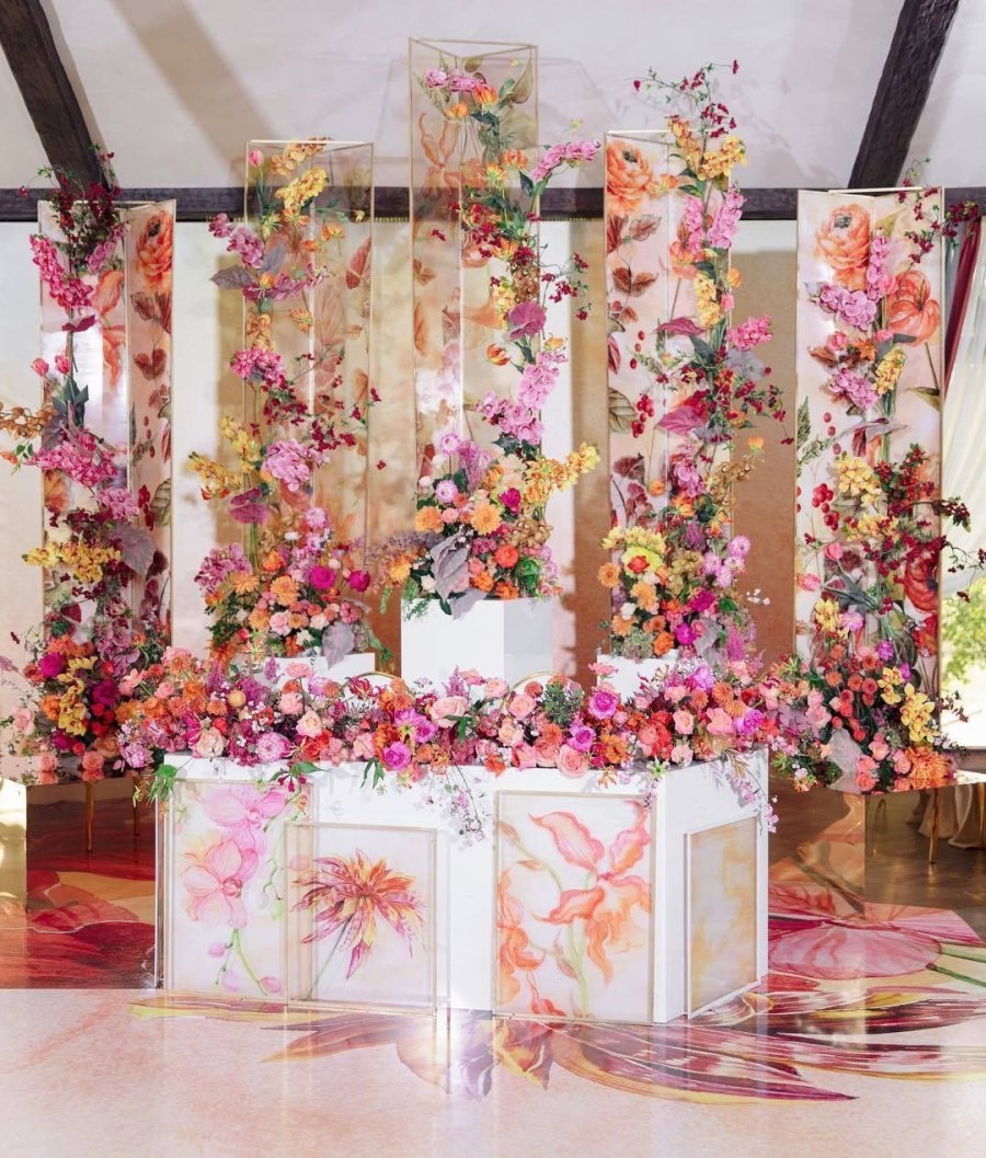 Украшение колонн цветами