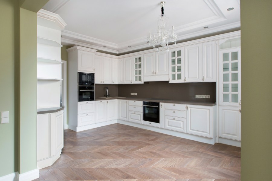 Кухня Неоклассика со встроенной техникой