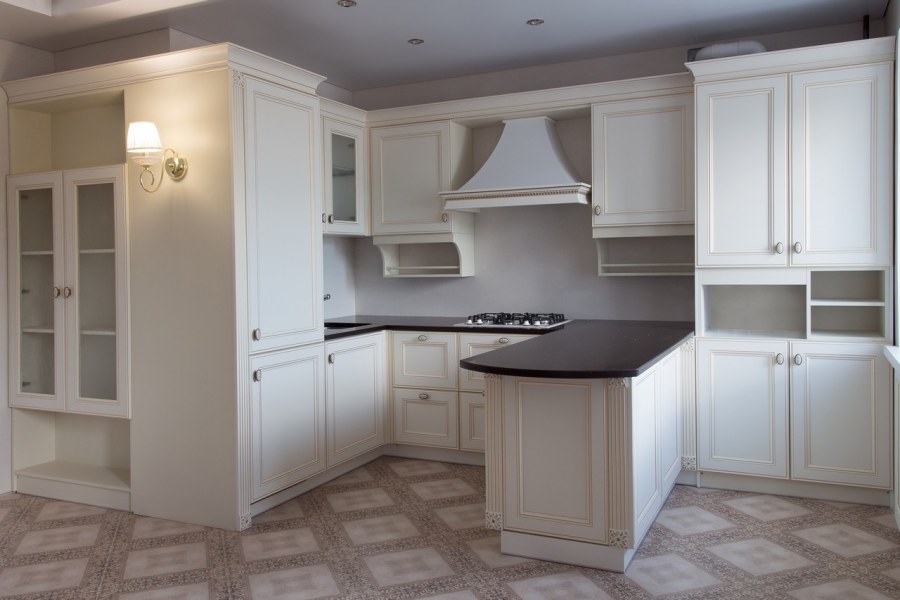 Угловая кухня с пеналами в классическом стиле