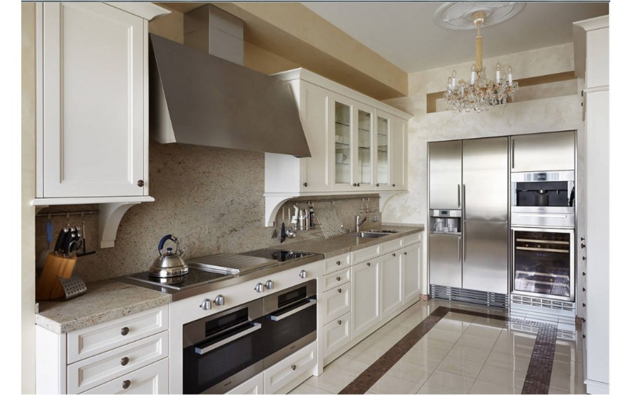 Классическая кухня с современной вытяжкой