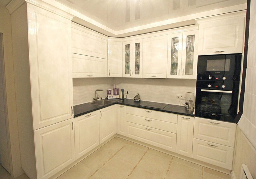 Белая глянцевая кухня в классическом стиле