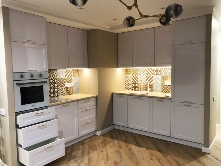 Кухни Неоклассика светлые угловые