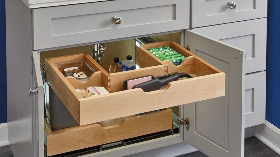 Открытые ящики на кухне