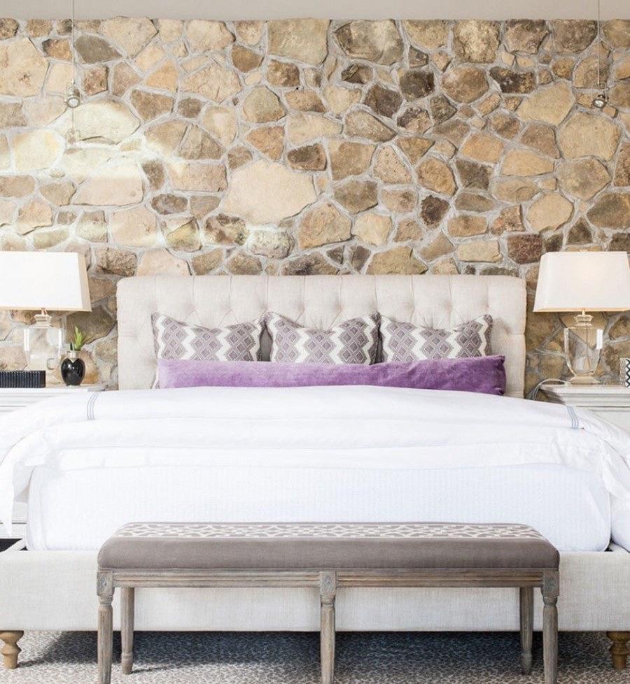 Камень в интерьере спальни