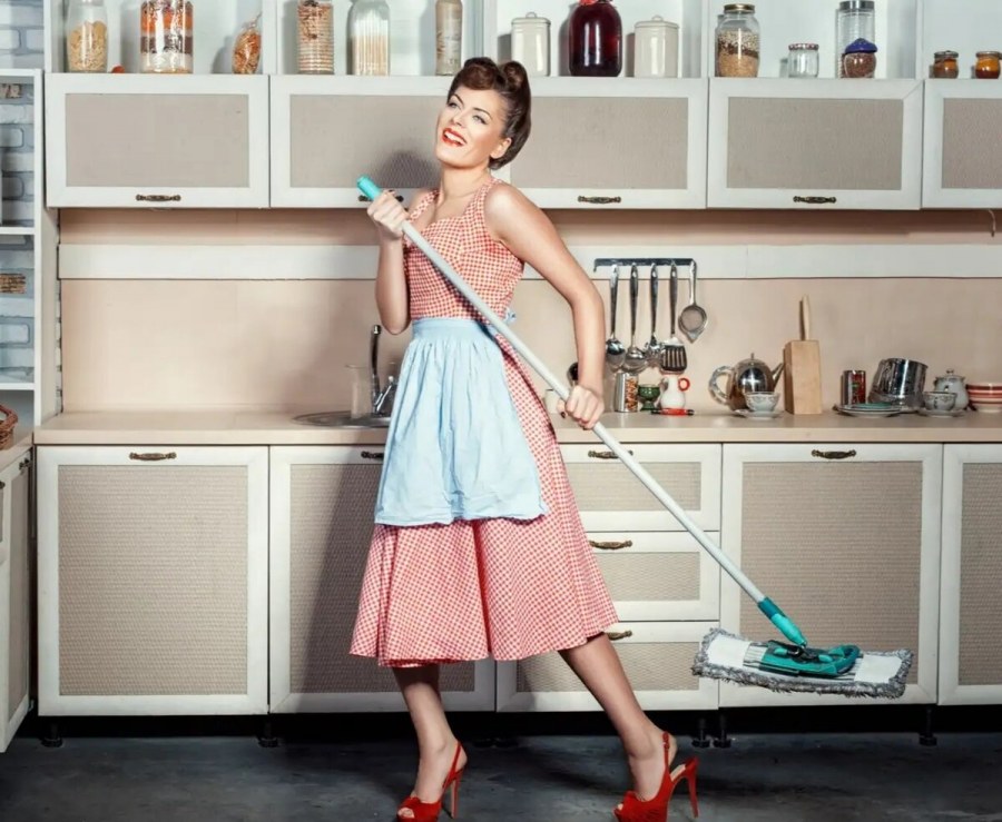 Девушка стирает белье