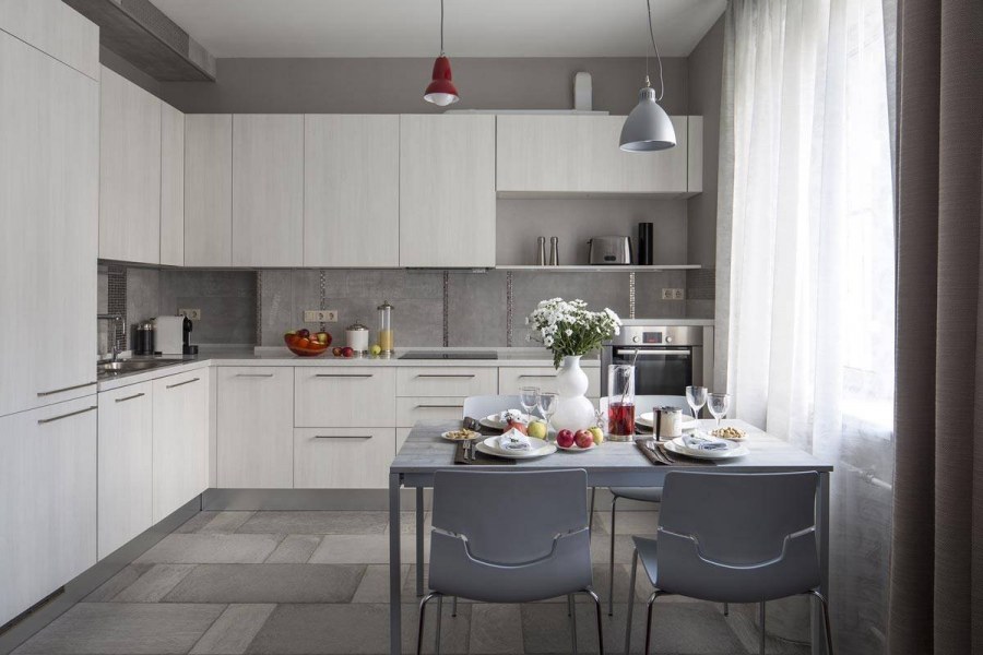 Кухня с серым полом