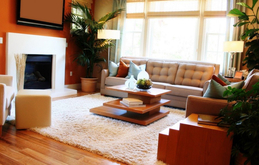 Уютная гостиная с большим диваном