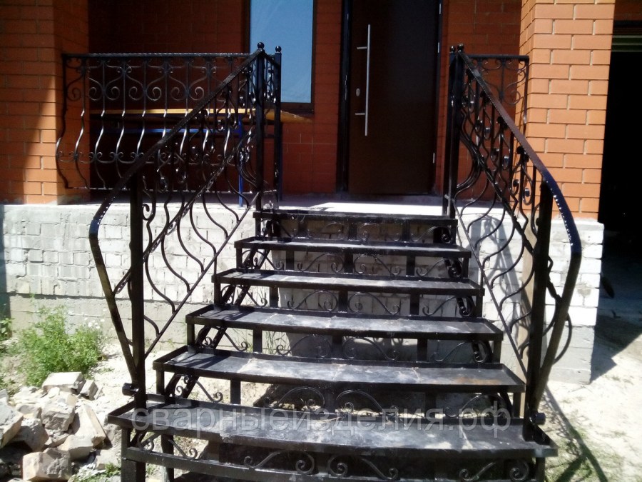 Лестница входная металлическая