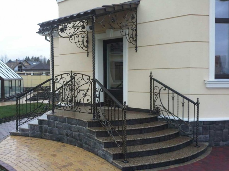 Входные ступеньки в дом