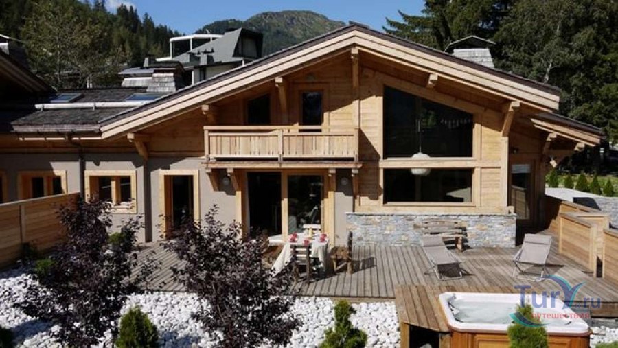 Дом в стиле Шале с террасой на склоне