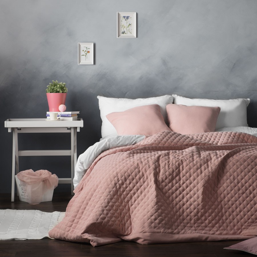 Покрывало розового цвета