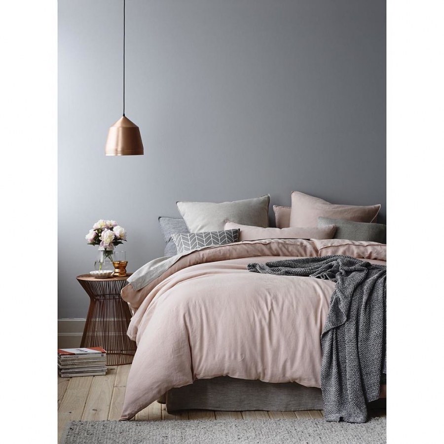 Спальня в пыльно розовых тонах