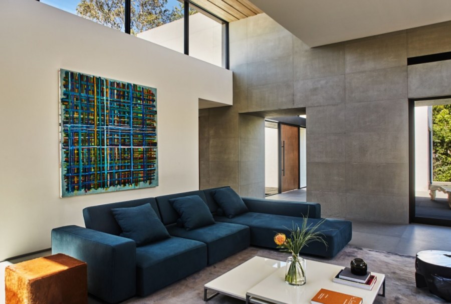 Кровать с синим изголовьем в интерьере