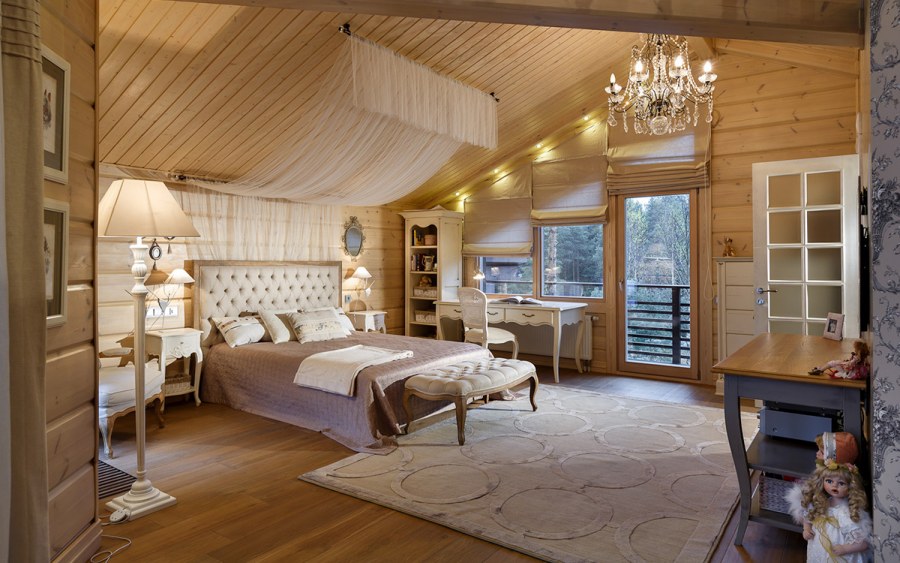 Интерьер спальни в доме из клееного бруса