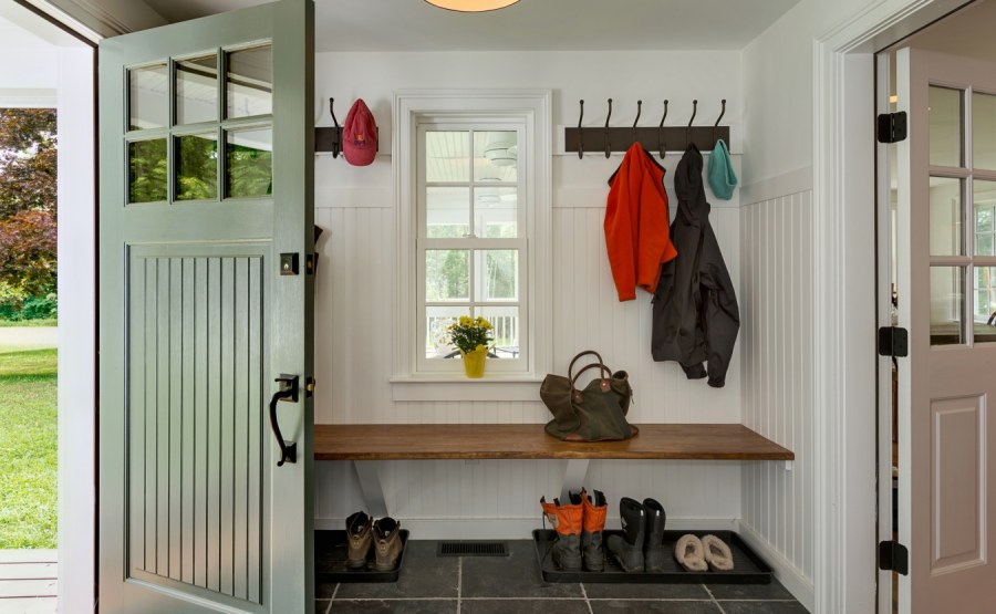 Прихожая с окном