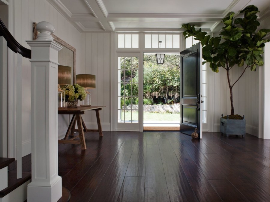 Прихожая с окном в частном доме