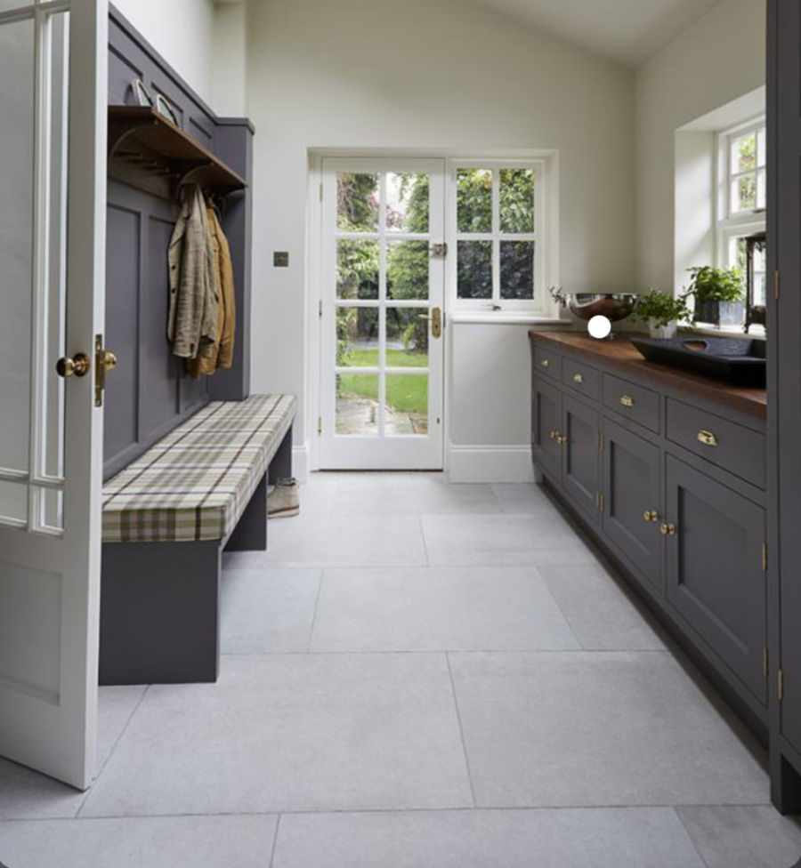 Прихожая с окном в частном доме