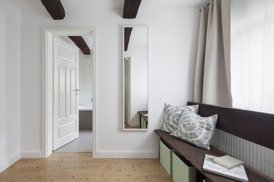 Встроенные шкафы вокруг окна