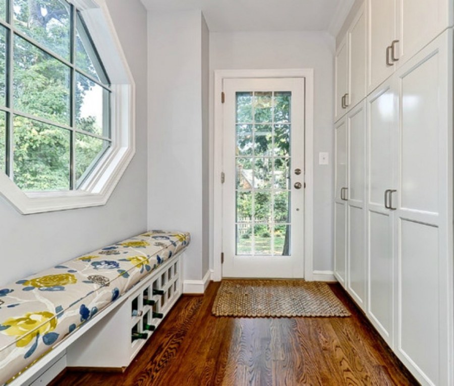 Прихожая с окном в частном доме