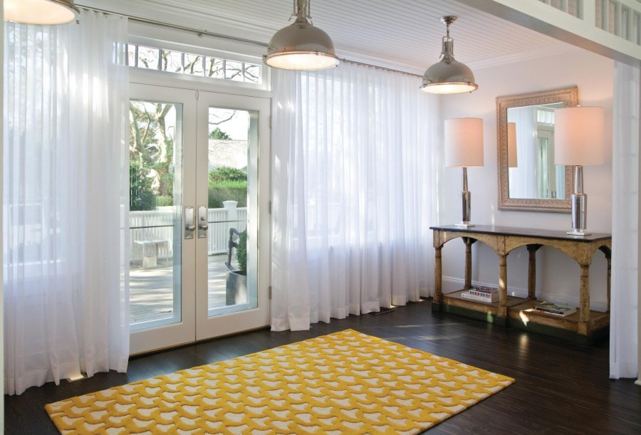 Квадратная прихожая с окном