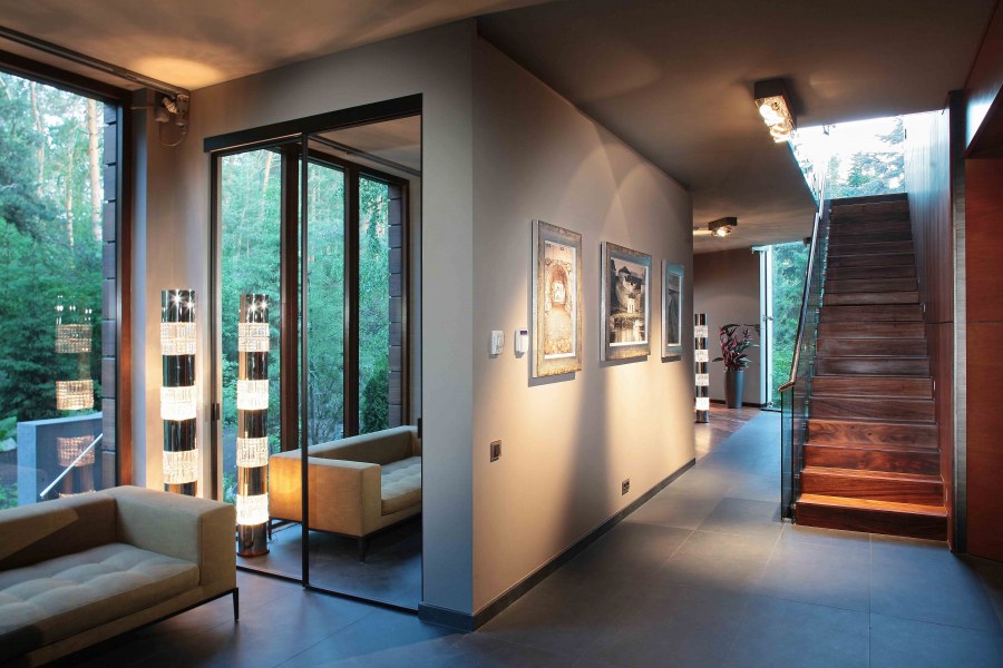 Большая прихожая с окном