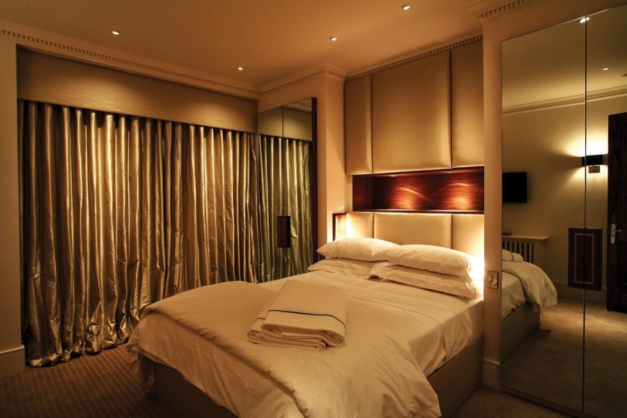 Точечные светильники в спальне