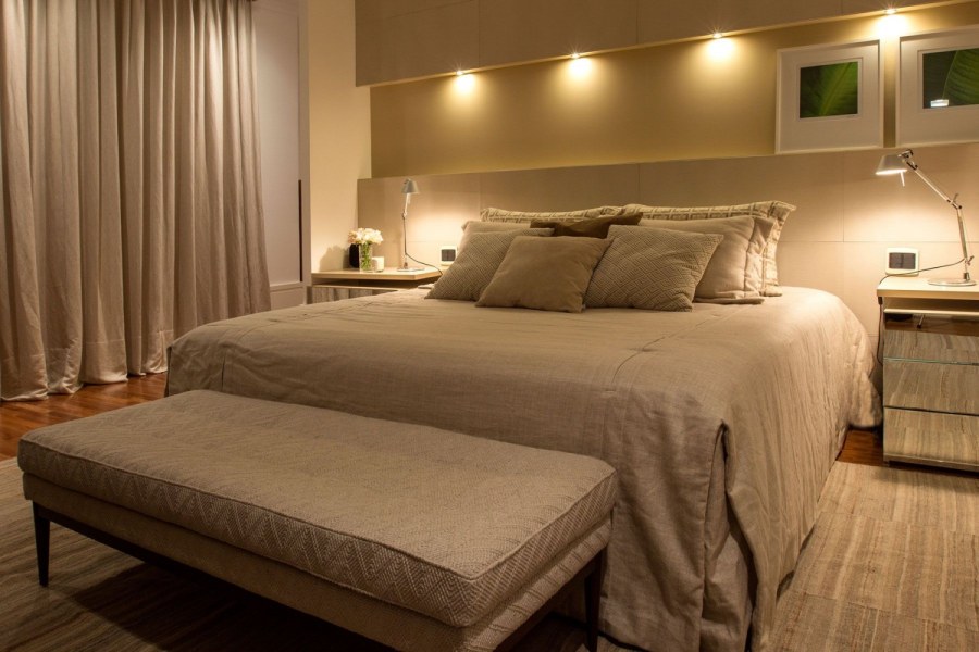 Светильники над кроватью в спальне